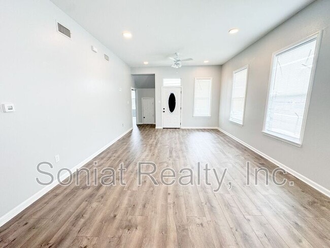 Photo - 9000 Edinburgh St