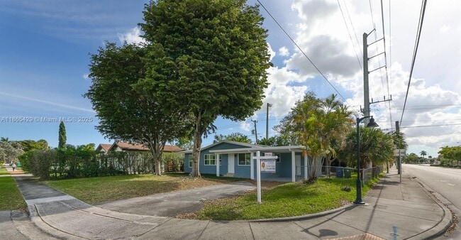 Photo - 832 NW 28th St