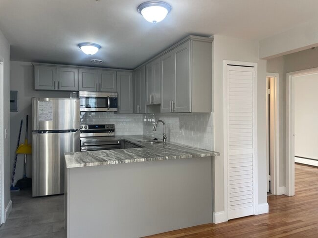 Building Photo - 121 Warren St Unit 5 Rental