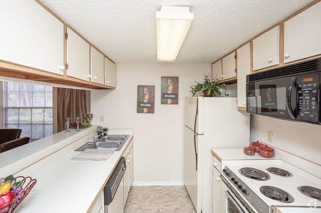 1 BR, 1 BA - 700 SF