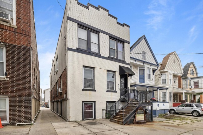 Building Photo - 327 Danforth Ave Unit B1