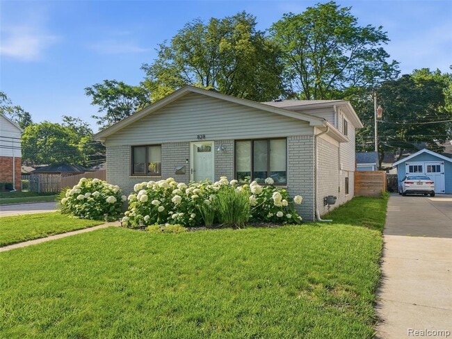 Photo - 828 E 2nd St