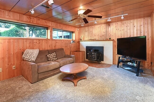 Building Photo - 10409 NE 130th St Unit Lower floor