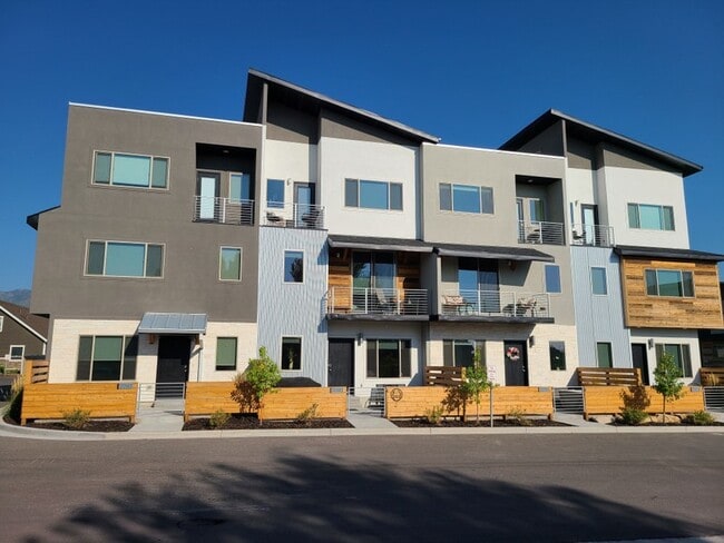 Photo - 2242 525 W