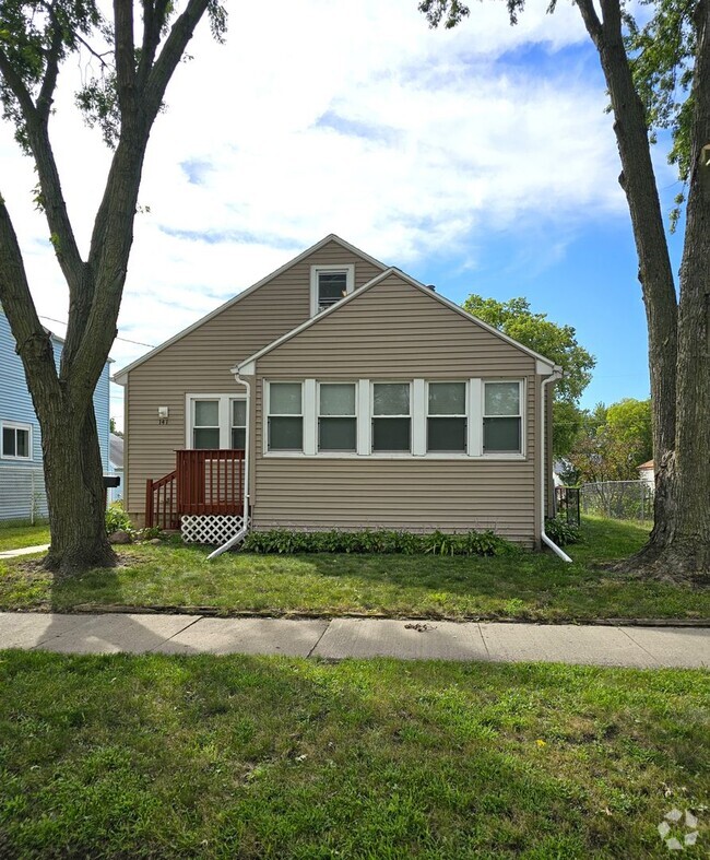 Building Photo - FOR RENT- 4 bed home on Hope Ave, Pets ok ...