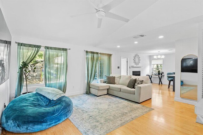 Photo - 722 Decker Prairie Dr