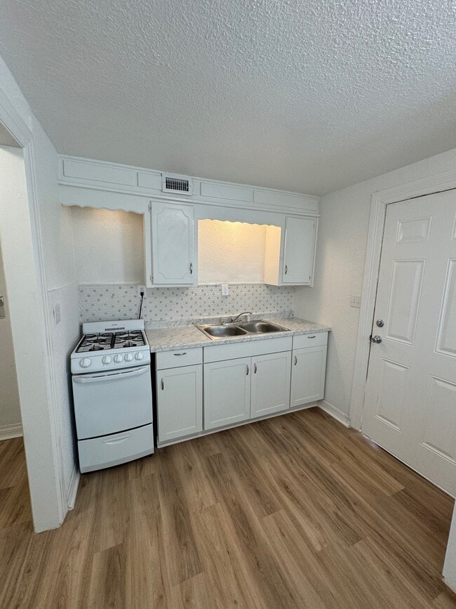 Kitchen 1 - 2223 N Gatewood Ave