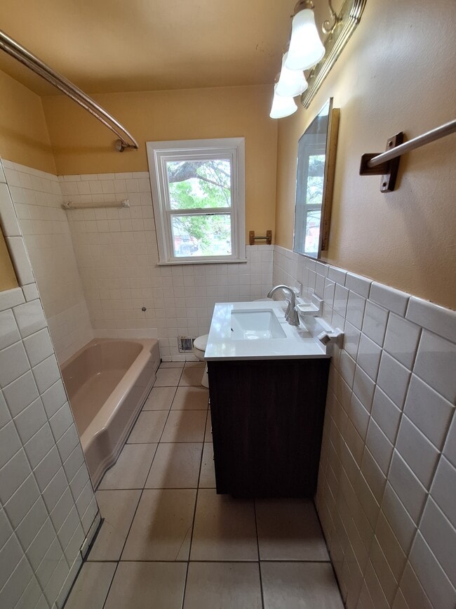 Full bath upstairs - 4113 Wooded Way