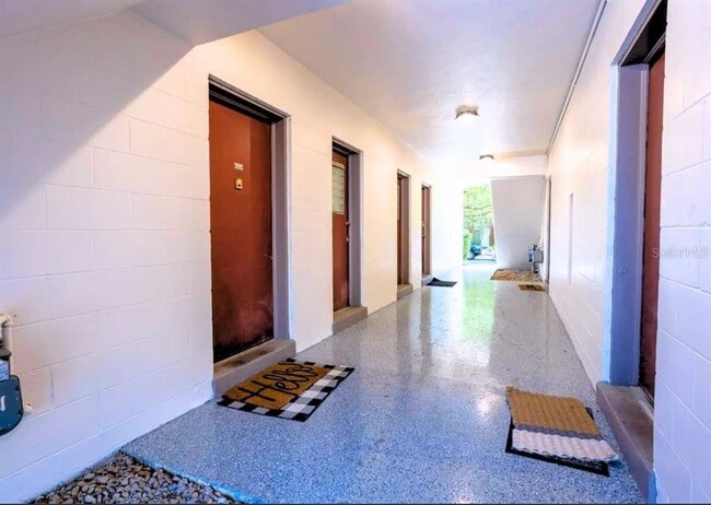 Building Photo - 1700 SW 16th Ct Unit D2