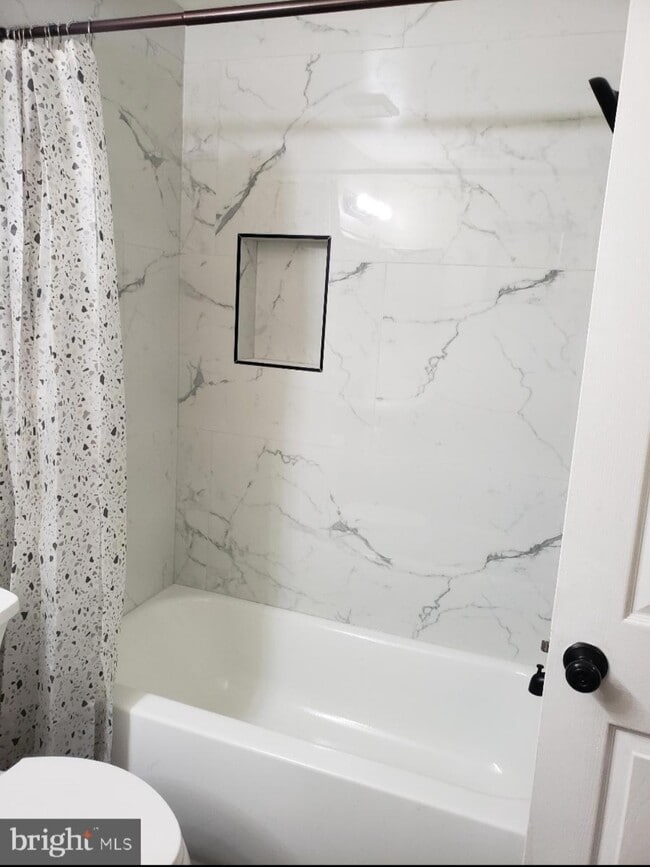 Shared bath - 3001 Colonial Springs Ct