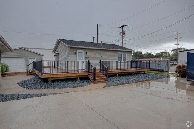 Building Photo - Remodeled 2 bed home
