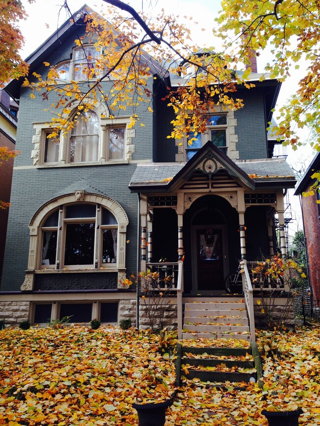 Beautiful Victorian Home built in 1892. Hardwood floors. Private backyard - 507 E 4th St House Unit #1