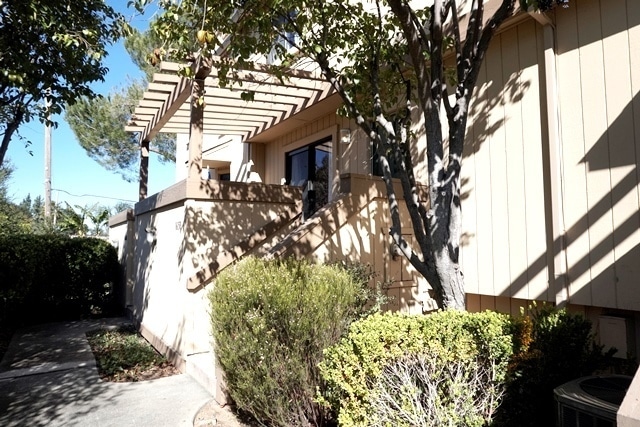 Building Photo - Spacious Townhome, Fireplace, Beautiful Fl...