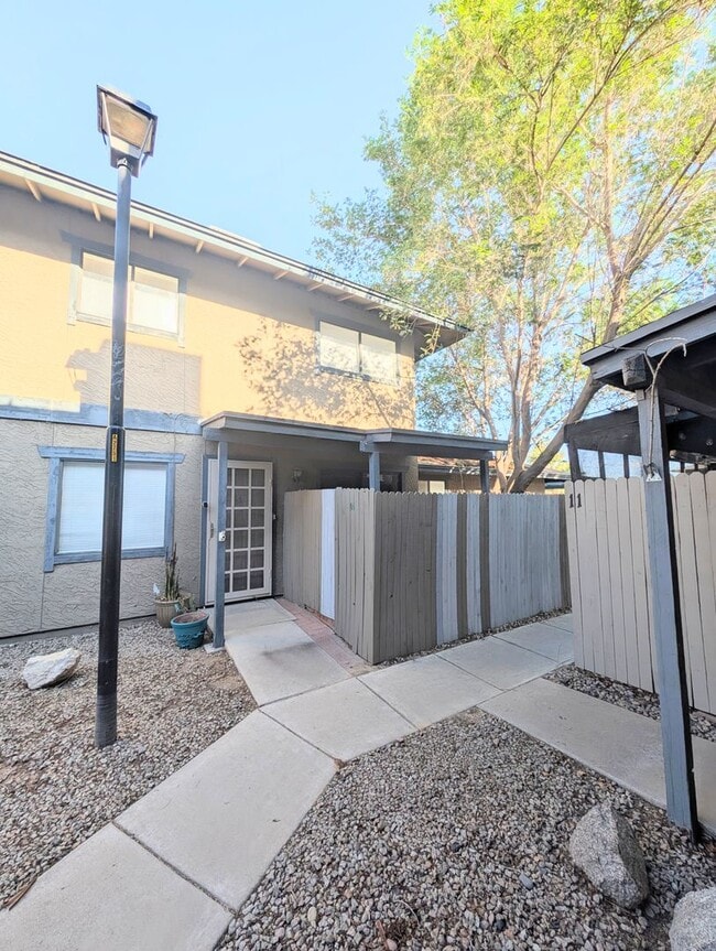 Building Photo - CUTE TOWNHOME AVAILABLE NOW NEAR DOWNTOWN ...