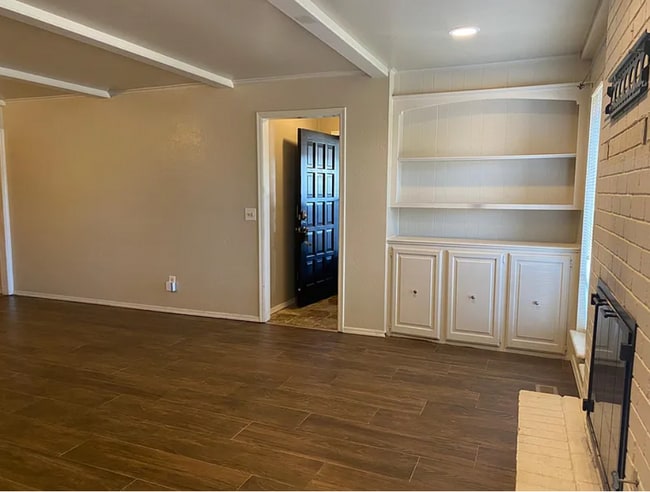 Building Photo - 3000 Rosewood Ln Unit 3002