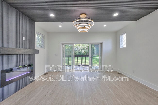 Photo - 402 E Trinity Ln