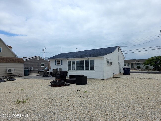 129 E Raritan Dr