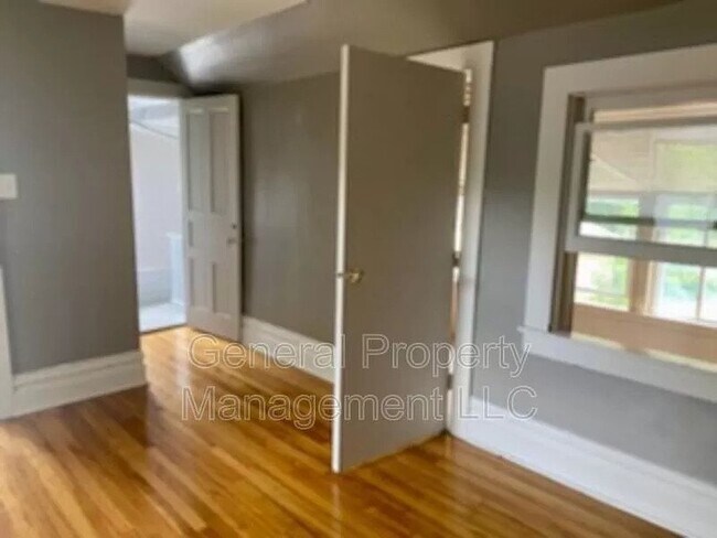 Photo - 2 bed 1 bath upstairs duplex for rent October 1st