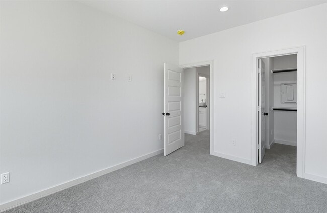 Building Photo - 2924 El Fenice Ln