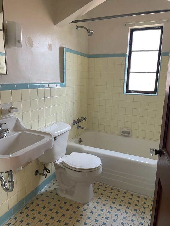 Photo - 4542 Linden Ave Unit #4