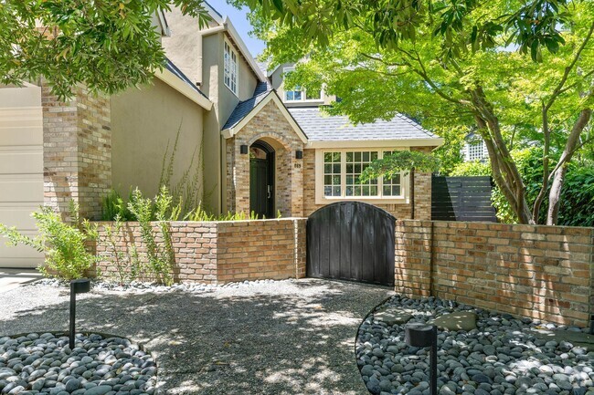 Building Photo - Contemporary Home in Desirable Community C...