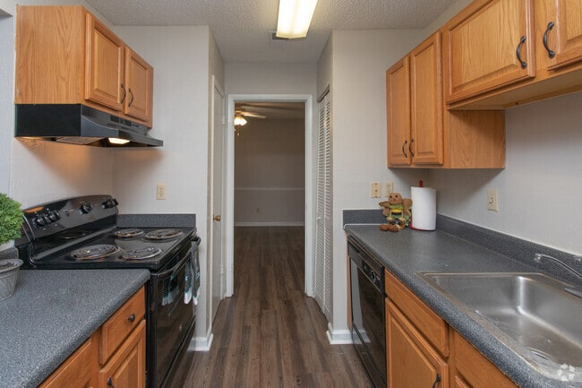 2BR, 2BA - 1100SF