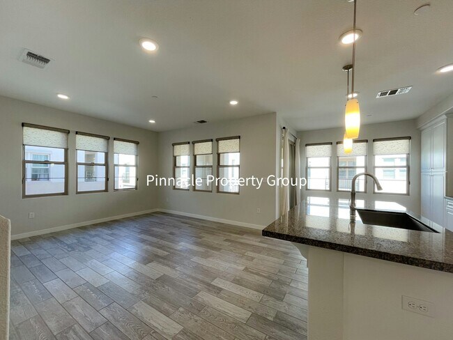Photo - 1073 Foxglove Pl