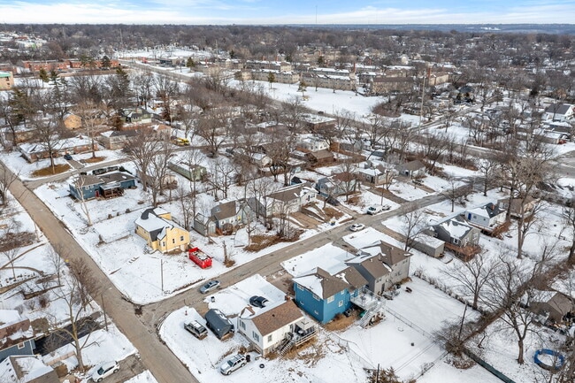 Photo - 906 E 84th St