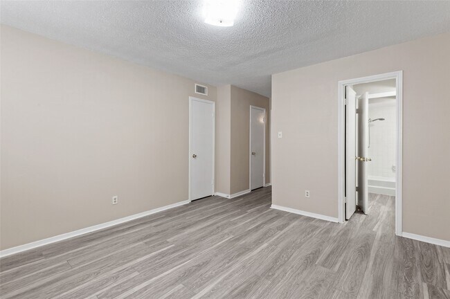 Photo - 233 W Tri Oaks Ln