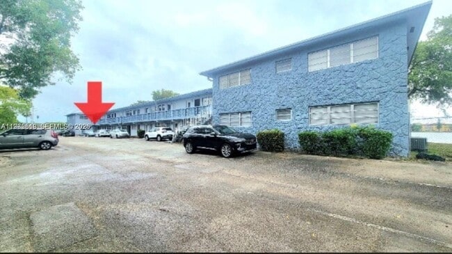 Photo - 300 NE 191st St Unidad 212