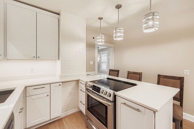 Photo - "Charming 2-Bed Duplex Retreat in NE Minneapolis - 1084 Sq Ft of Cozy Comfort!"
