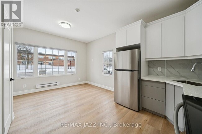 Photo - 251 Simcoe St S Unit 102