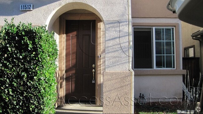 Building Photo - Spacious 4 Bed/2.5 Bath Condo In The Desir...