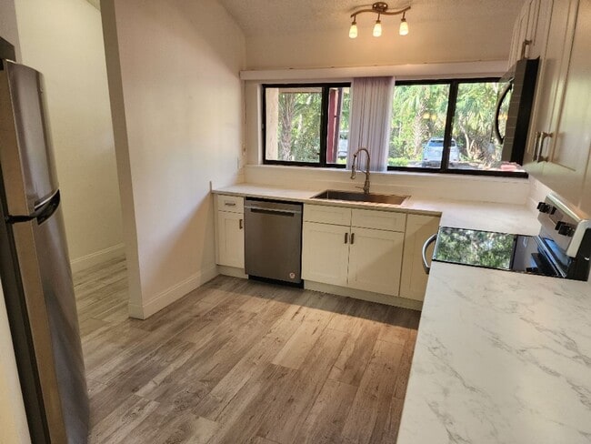 Building Photo - TOWNHOME IN QUIET NEIGHBORHOOD