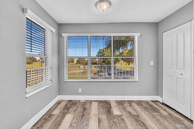 Photo - 3300 Pinewalk Dr N Unidad 1925