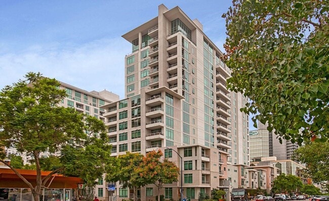 Photo - 425 W Beech St Unidad 327 Rental