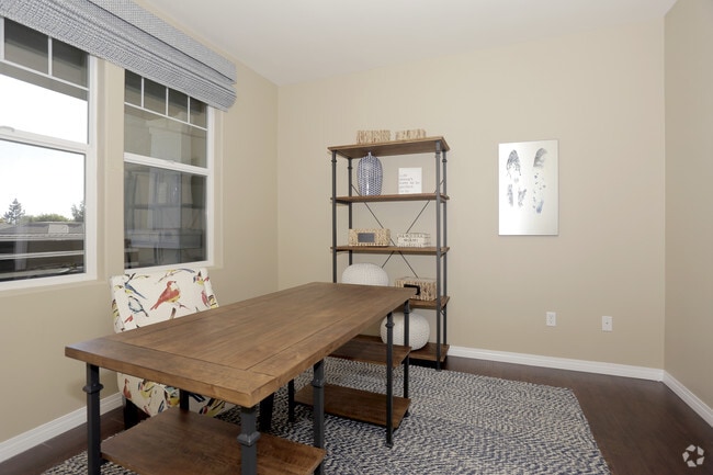 2BR, 2BA - 988 SF