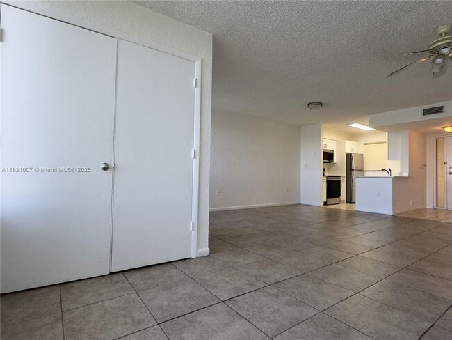 Building Photo - 2831 N Oakland Forest Dr Unit 108 Rental