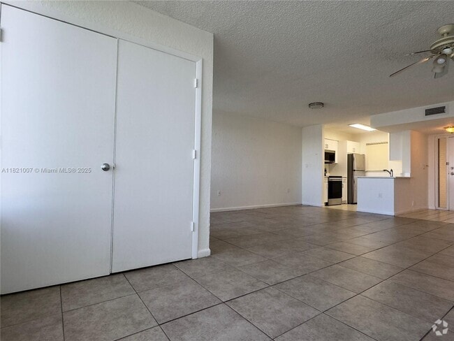 Building Photo - 2831 N Oakland Forest Dr Unit 108 Rental