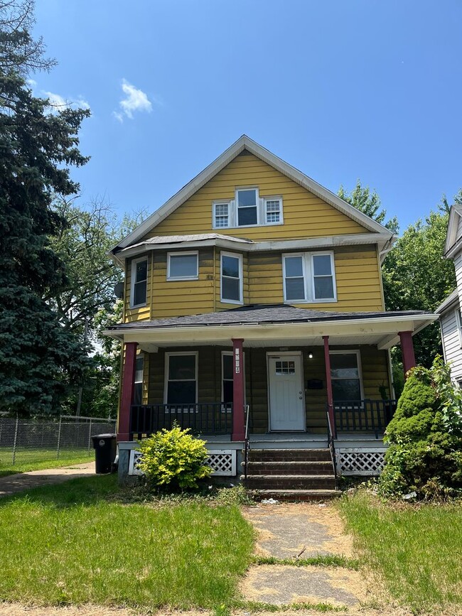 Building Photo - Section 8 Accepted! Spacious Newly Renovat... Rental