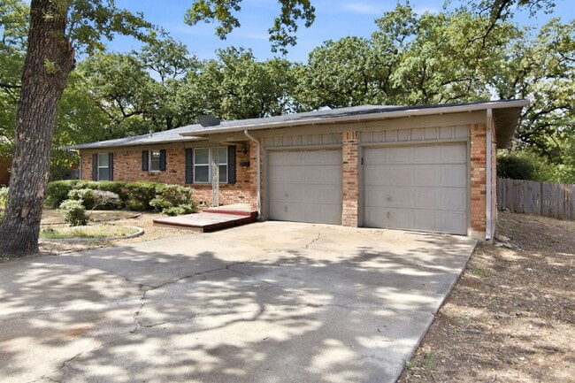 Building Photo - "Charming Home with an Expansive Backyard in a Convenient Fort Worth Location!"