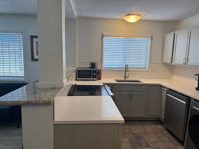 Building Photo - 2 BD 2 BA Condo in Intimate Gated Communit... Unit 18