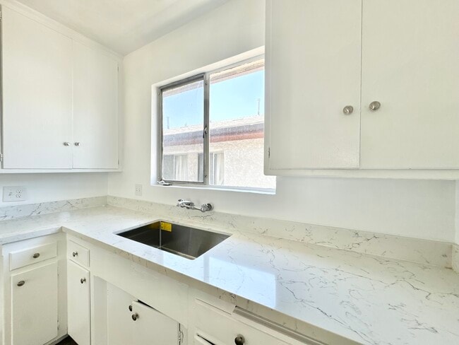Building Photo - 400 Western Ave Unit 6 Rental