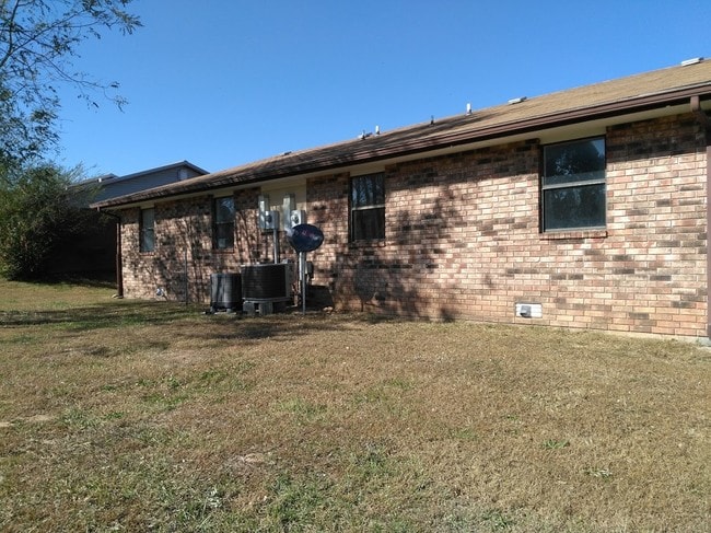 Backyard - 1606 Campus Dr Unidad B