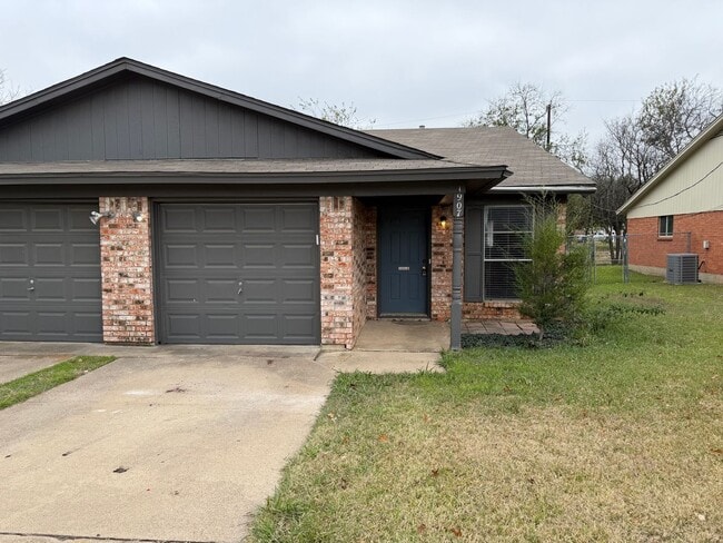 Building Photo - AVAILABLE NOW 2 BEDROOM 1 BATH DUPLEX IN CLEBURNE