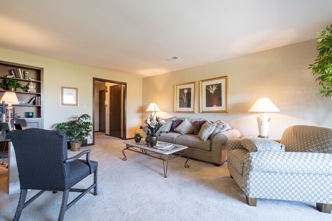 A welcoming living area designed for comfort and convenience. - Regent's Walk Apartment Homes