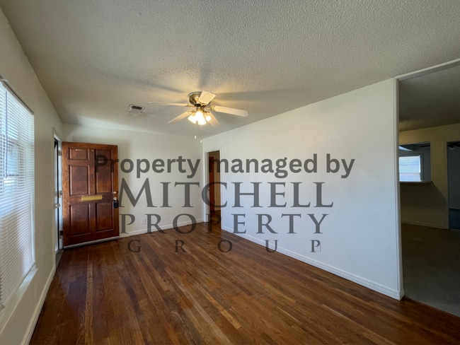 Photo - Spacious 2 bedroom 2 living areas 1 bath with a garage!