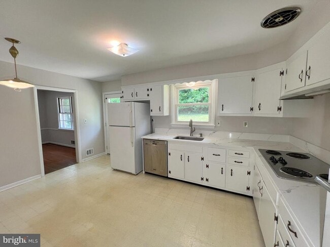 Photo - 10001 Woodhill Rd