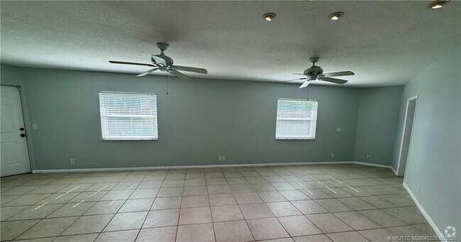 Building Photo - 2361 SW Starling Dr Rental