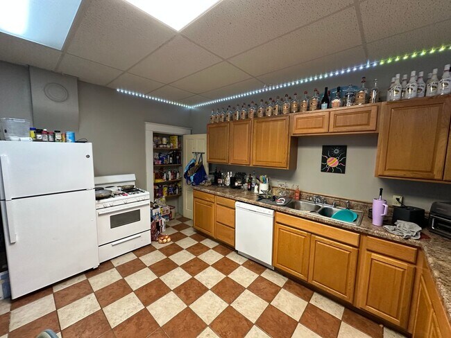 Photo - 4 Bedroom House Available Next to UC Campus